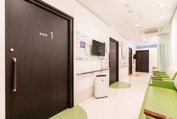お腹の不調を感じたら？自分でできることと医療機関への受診